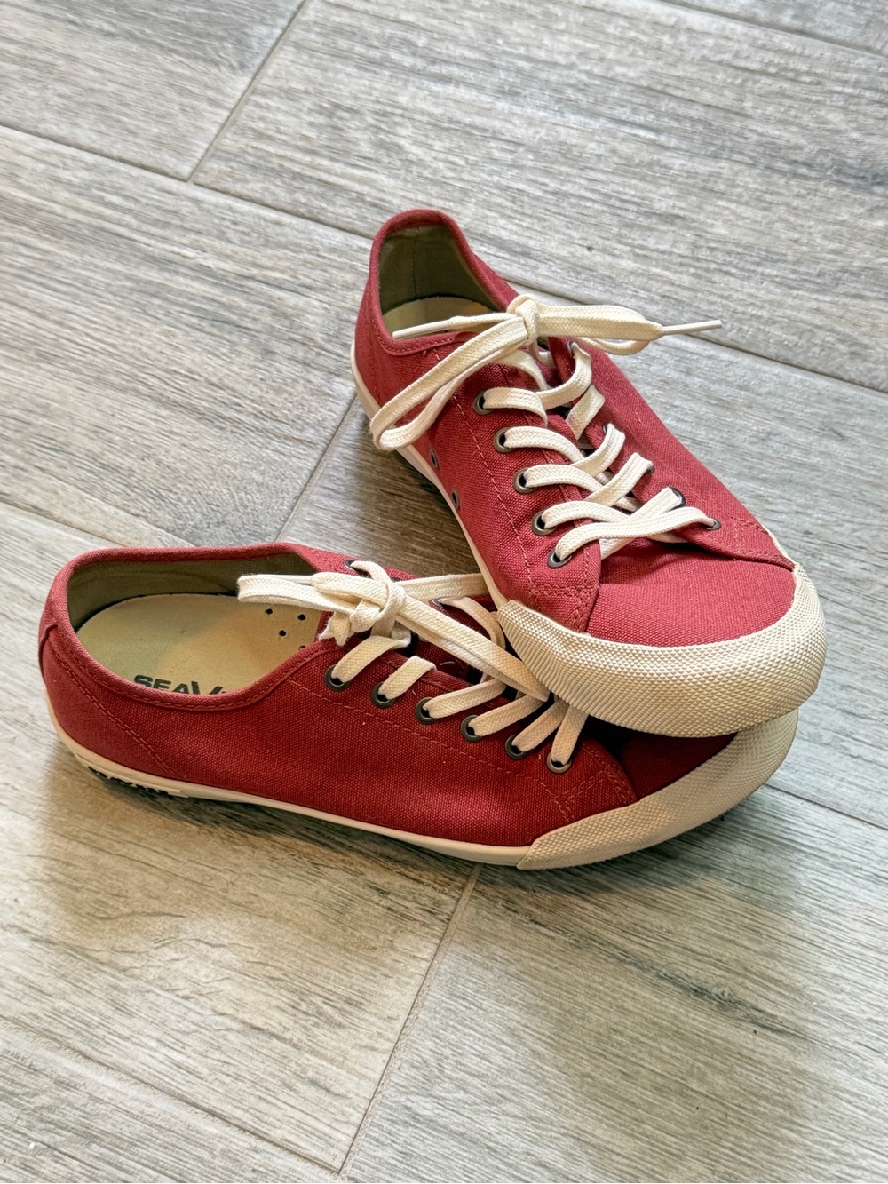 SeaVees Monterey Sneaker Standard Brick Red Cotton Canvas Womens 8.5 Low Top